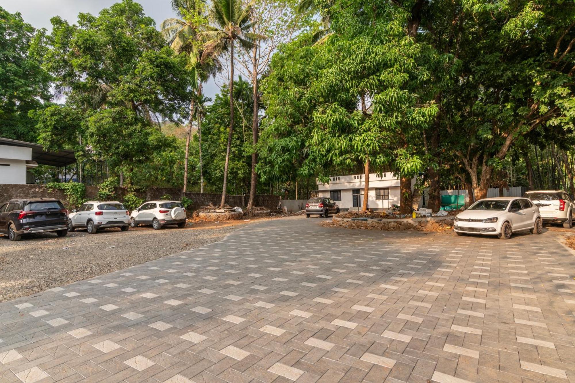 Sterling Athirappilly Hotel Kallana Bagian luar foto