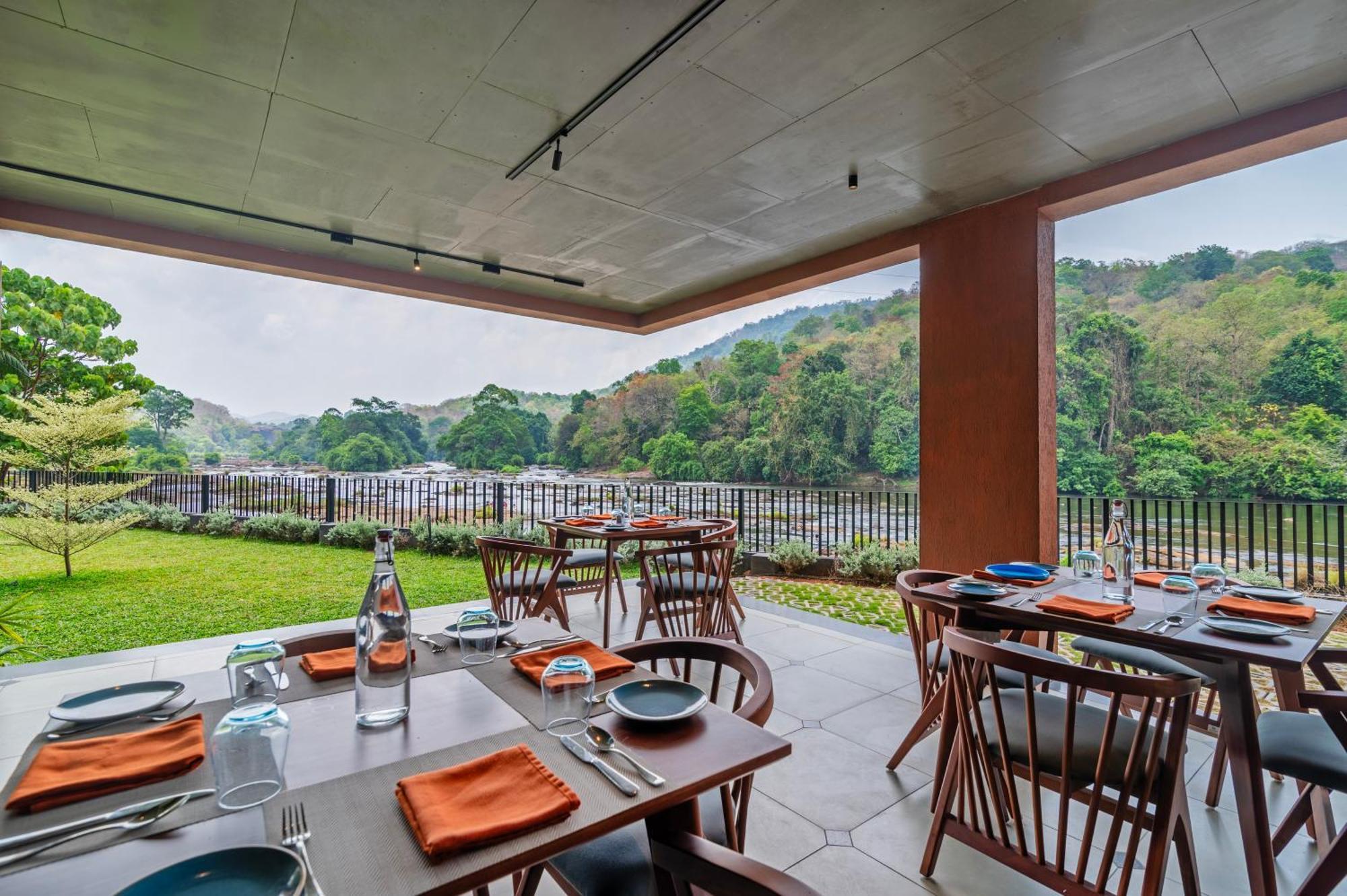 Sterling Athirappilly Hotel Kallana Bagian luar foto