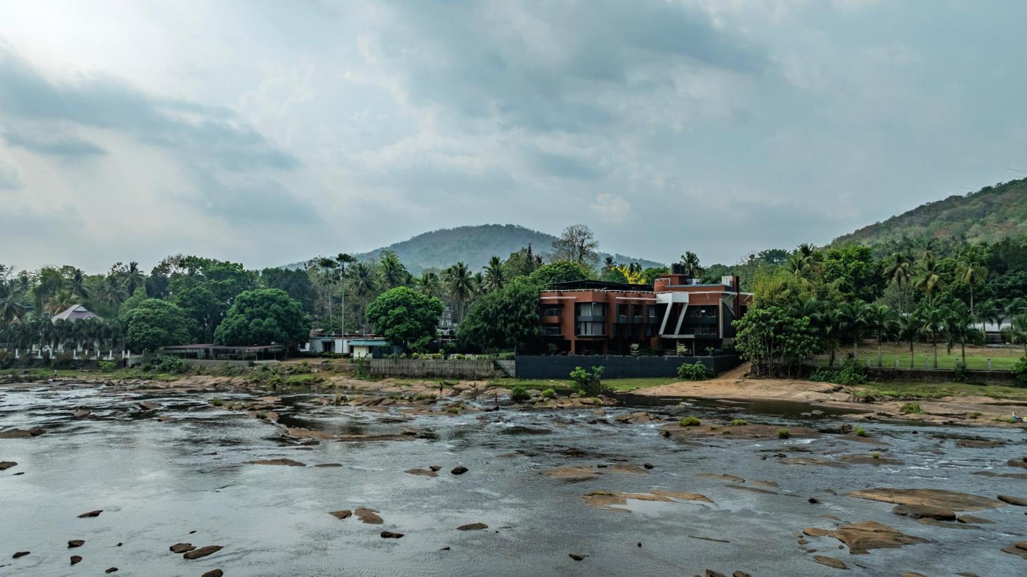 Sterling Athirappilly Hotel Kallana Bagian luar foto