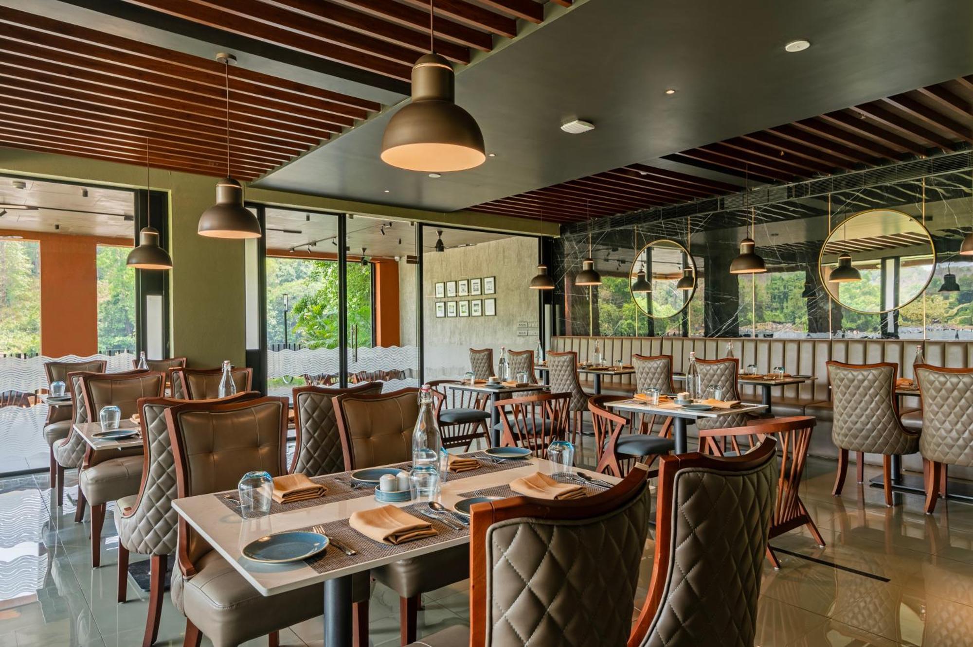 Sterling Athirappilly Hotel Kallana Bagian luar foto