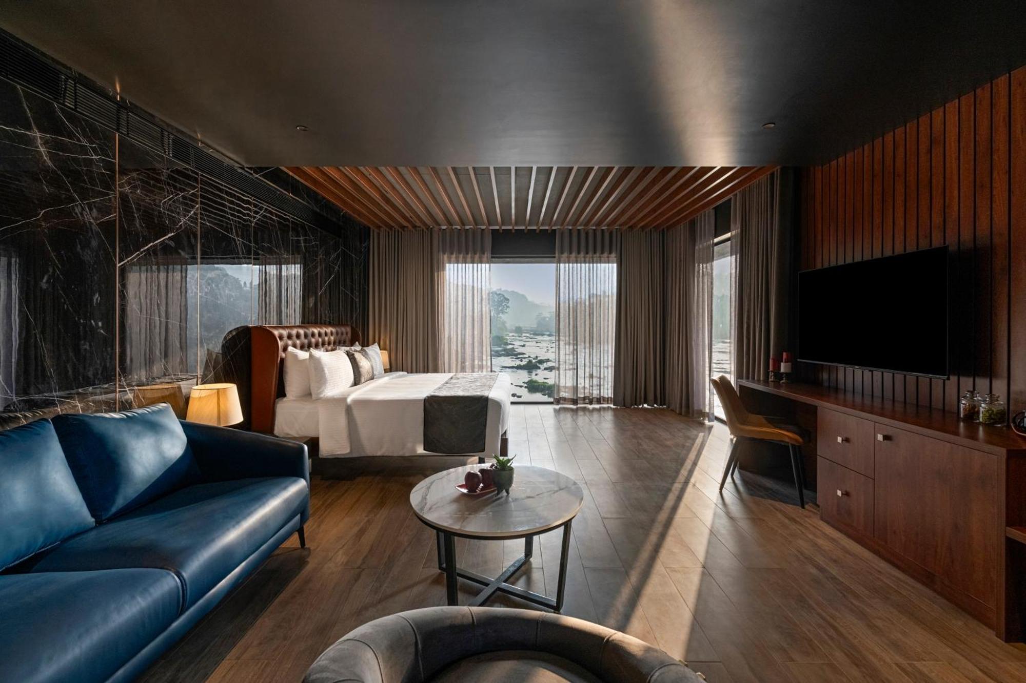 Sterling Athirappilly Hotel Kallana Bagian luar foto
