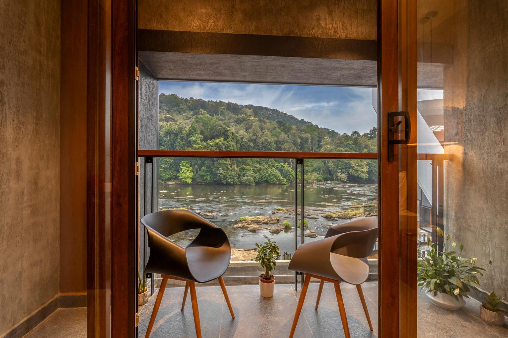 Sterling Athirappilly Hotel Kallana Bagian luar foto