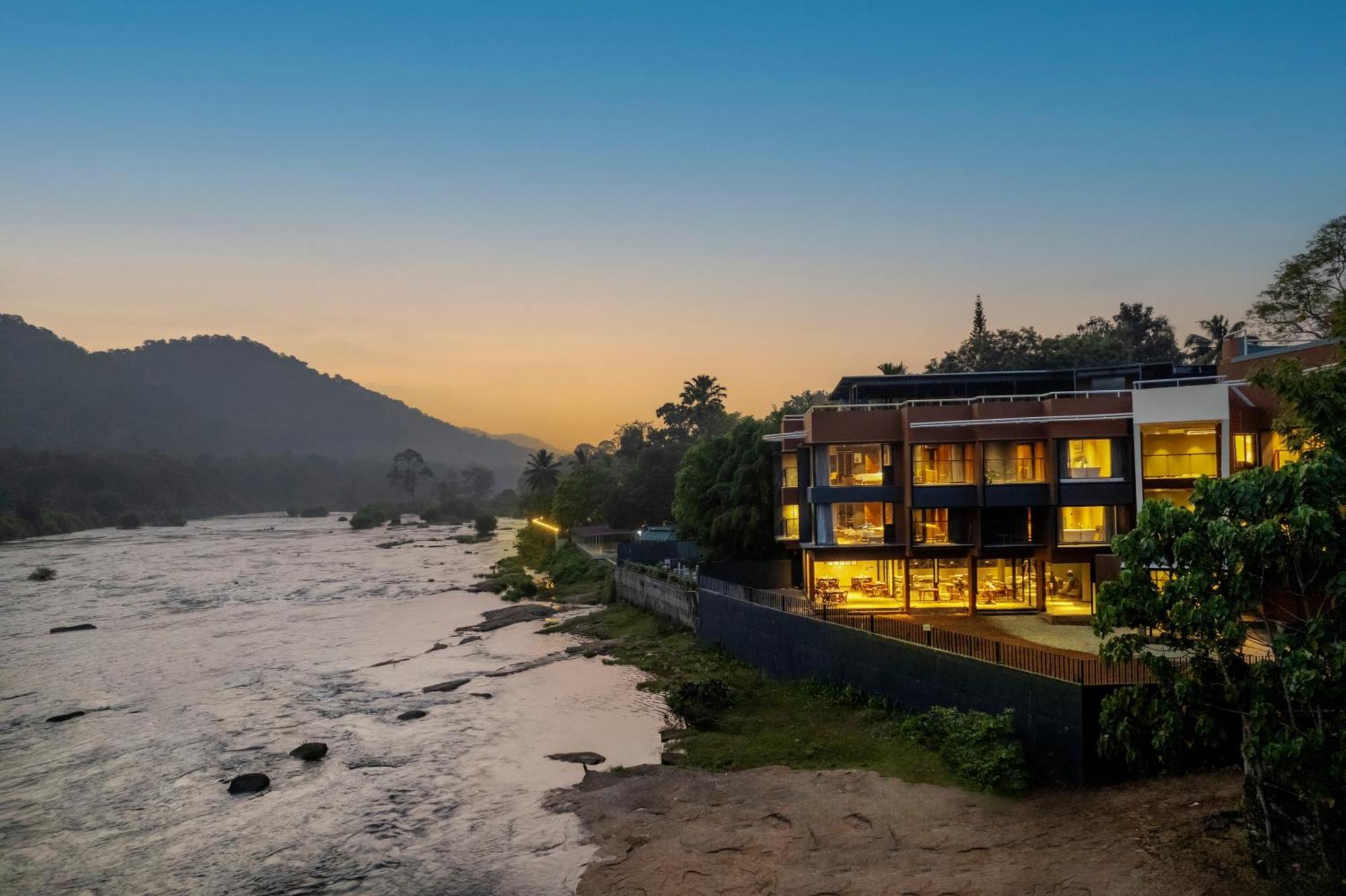 Sterling Athirappilly Hotel Kallana Bagian luar foto